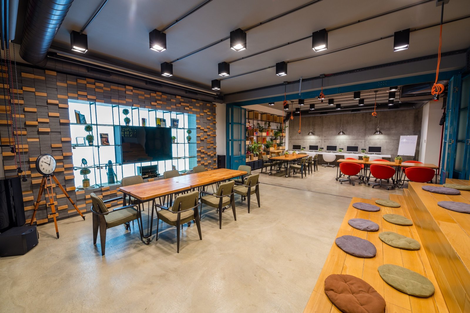 modern-office-workspace-design-with-creative-layout-and-collaborative-meeting-area